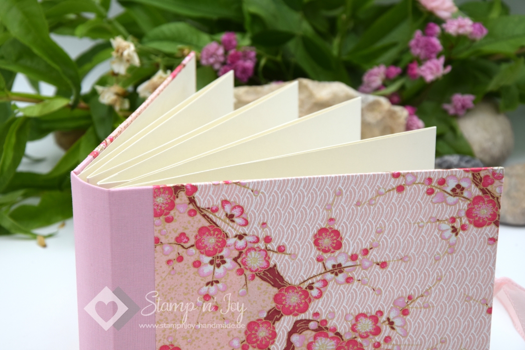 Leporello Album ca. 19,0x12,5x3,0 cm mit Verschlussschleife | Einband Japanpapier Chiyogami Blüten | rosa/ pink | Art. Nr. 97210301